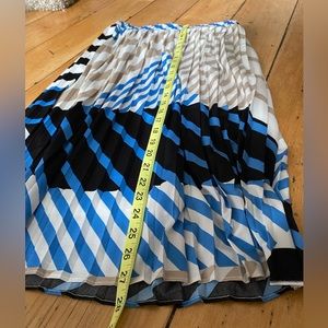 Patterned pleated midi skirt